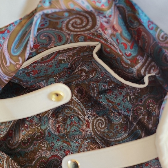 Chic White Quilted Shoulder Bag with Gold Chain - Picture 5 of 5